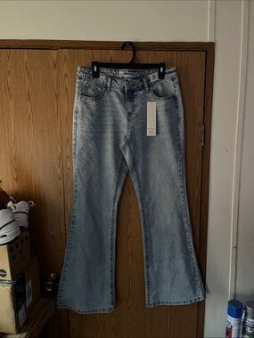 No Boundaries Women's Light Wash Flared Jeans - Light Blue